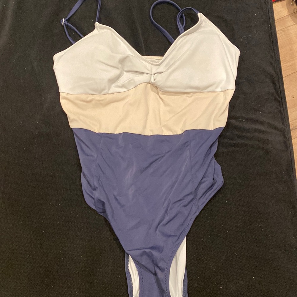 I’m selling a one piece bathing suit